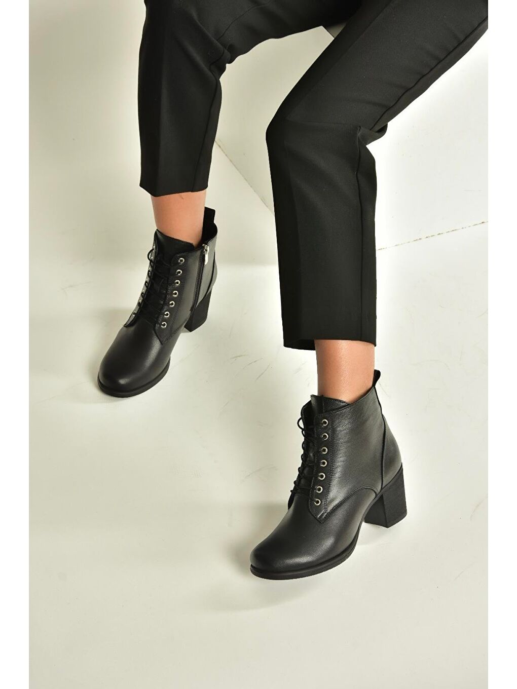 Siyah Kadın Bot V468281603-1