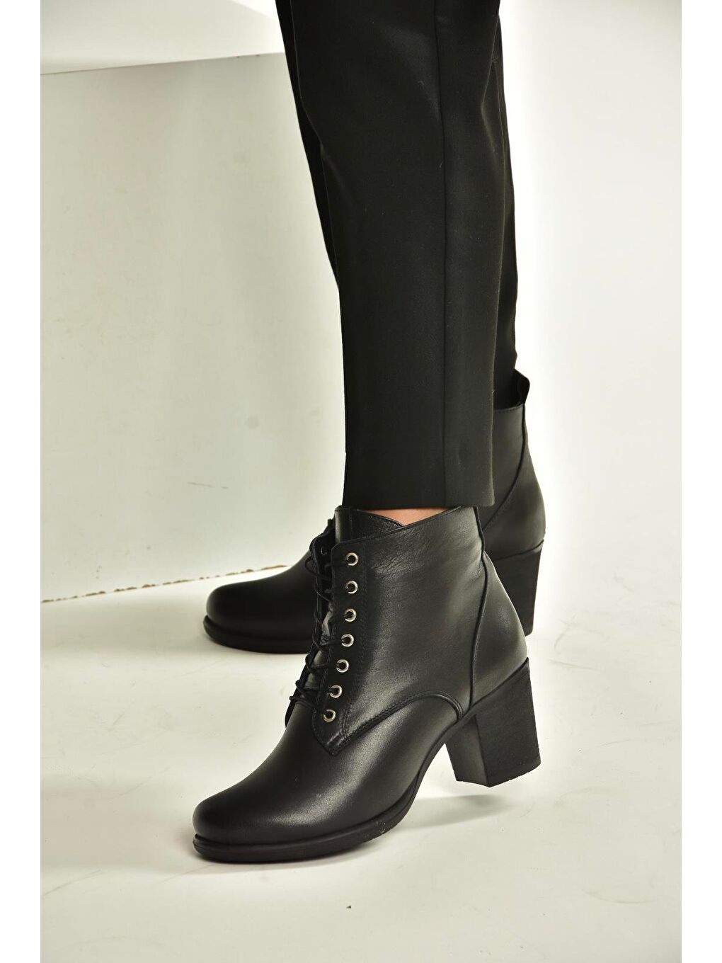 Siyah Kadın Bot V468281603-2