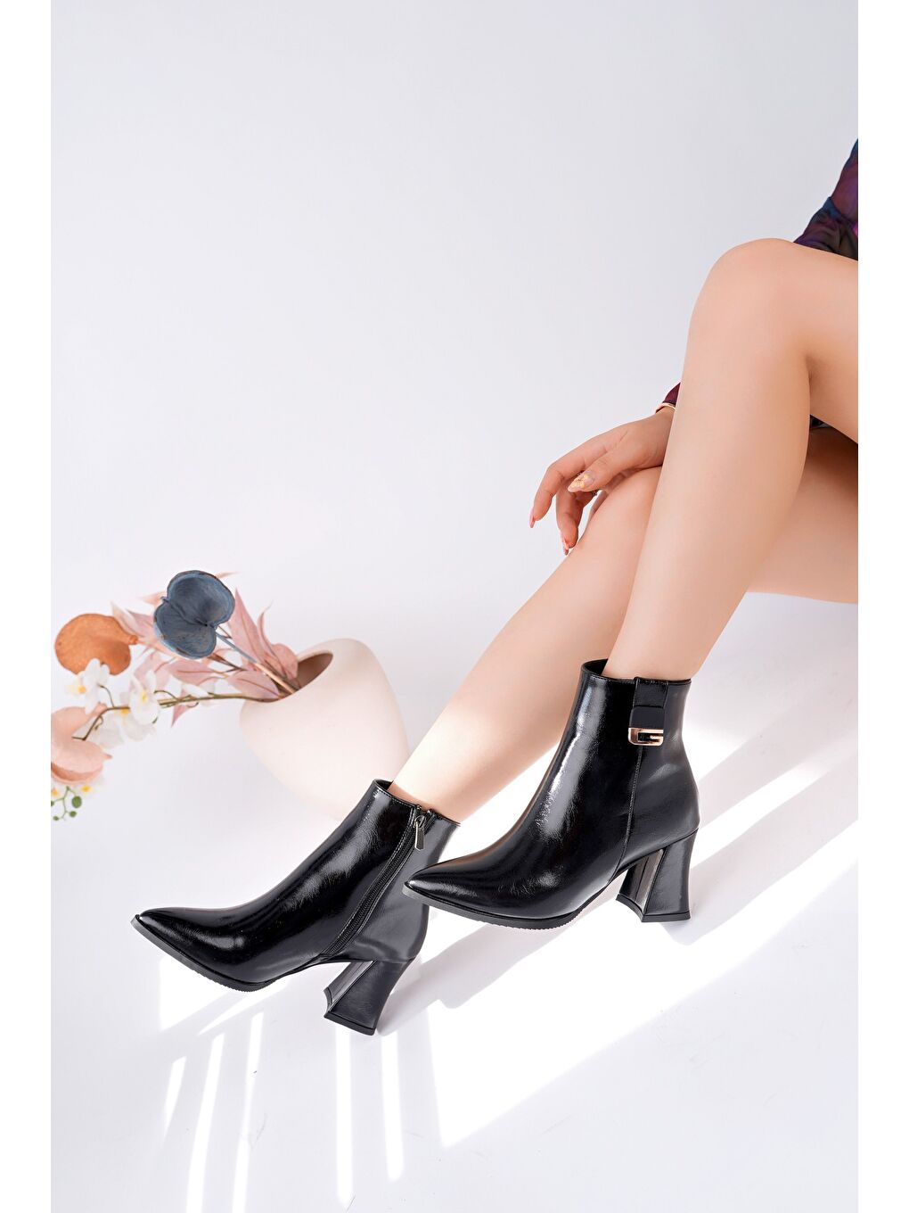 Siyah LUXERA Sivri Burun Toka Detaylı Fermuarlı Kalın Topuklu Kadın Bot-3