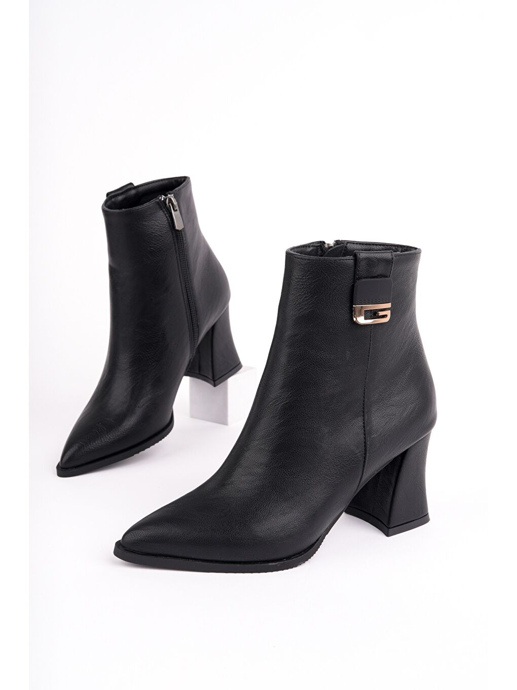 Siyah LUXERA Sivri Burun Toka Detaylı Fermuarlı Kalın Topuklu Kadın Bot-1
