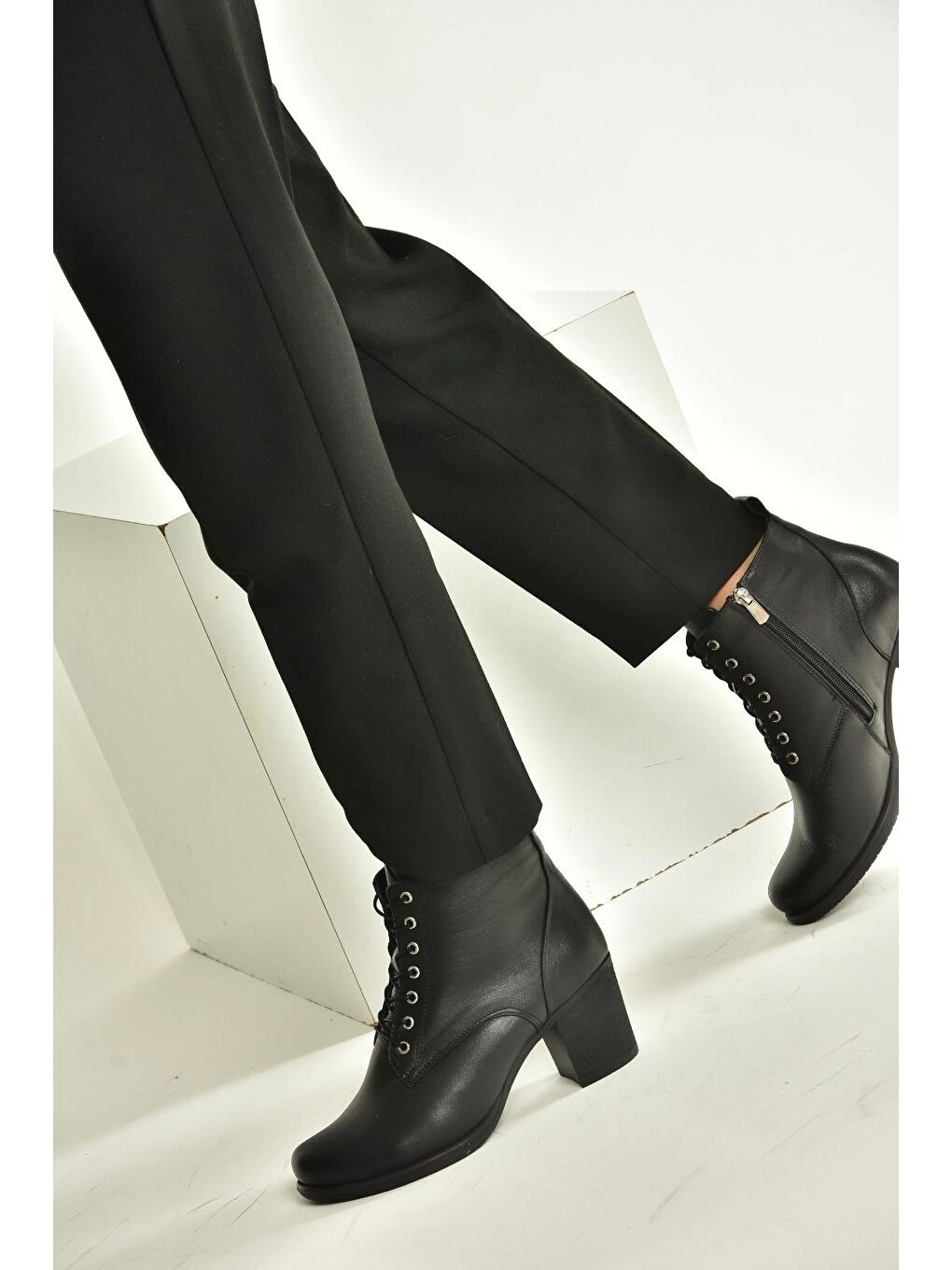 Siyah Kadın Bot V468281603-3