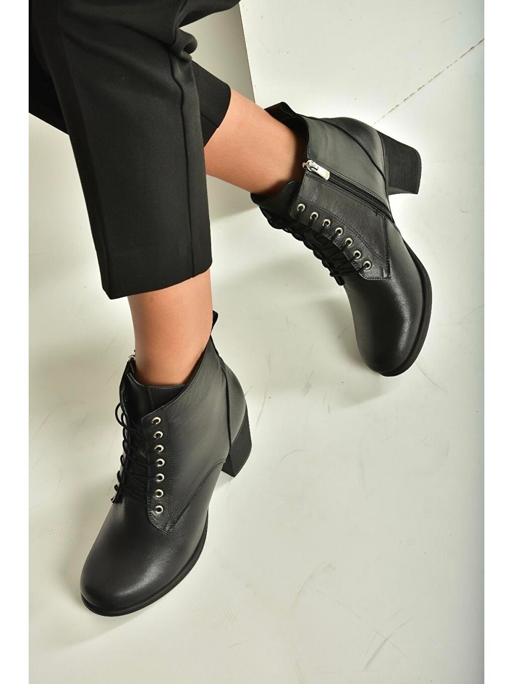 Siyah Kadın Bot V468281603-4