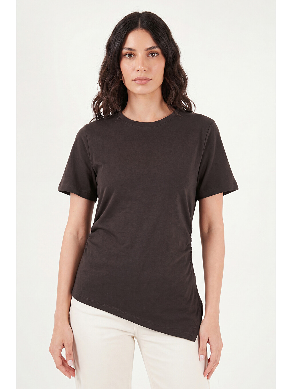 Kahverengi Pamuklu Yanı Büzgülü Asimetrik Kesim Bisiklet Yaka T Shirt 5867017-2