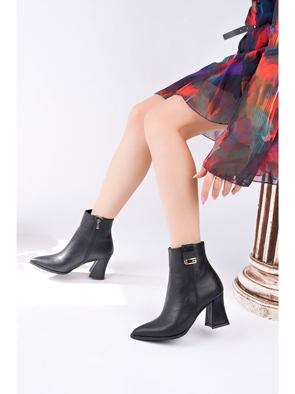 Siyah LUXERA Sivri Burun Toka Detaylı Fermuarlı Kalın Topuklu Kadın Bot-4