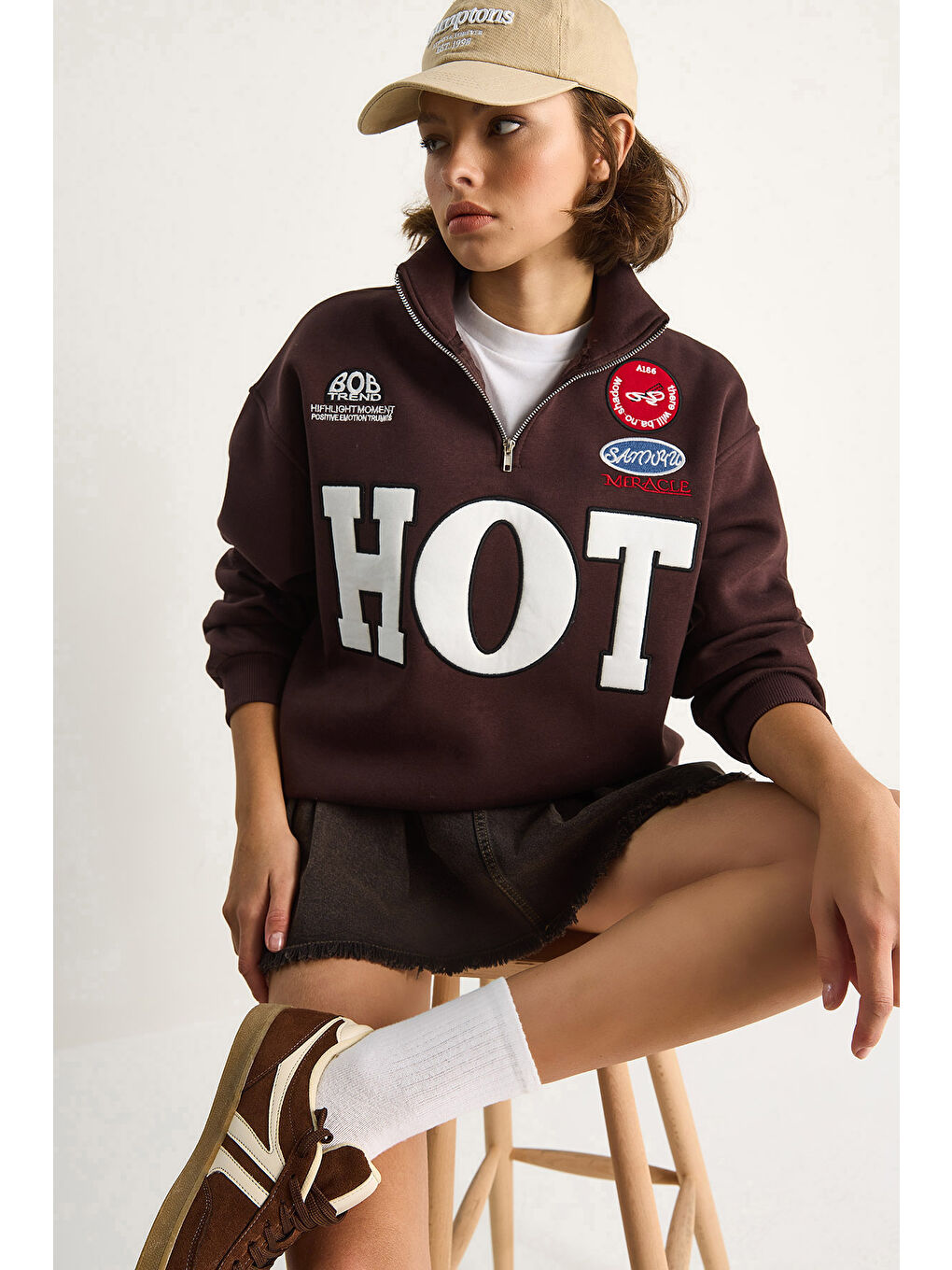 Kahverengi Kadın Fermuarlı Dik Yaka İşlemeli Üç İplik Şardonlu Oversize Sweatshirt-1