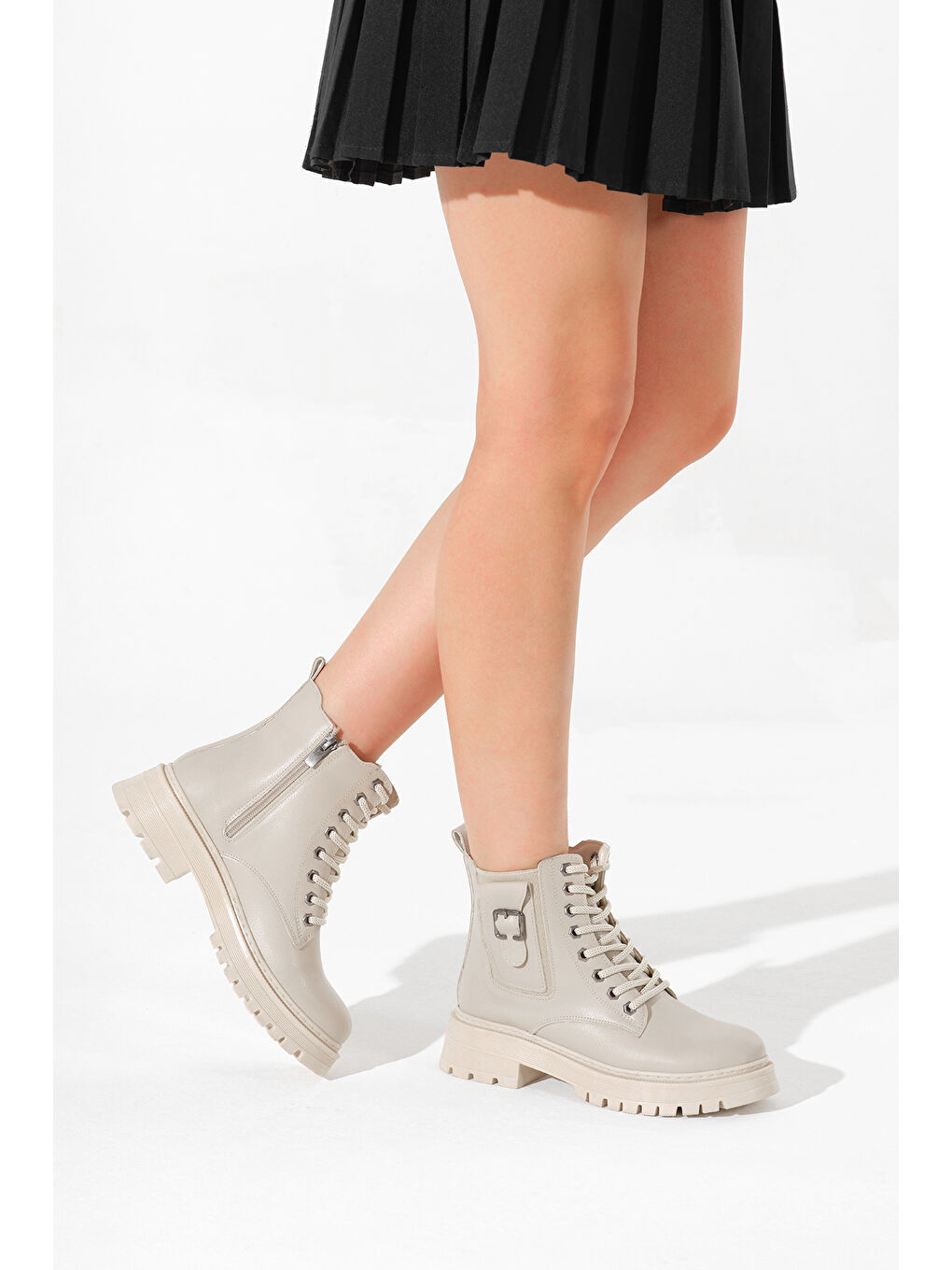 Kadın Bej Kalın Termo Taban Tokalı Bağcıklı ve Fermuarlı Bot-1