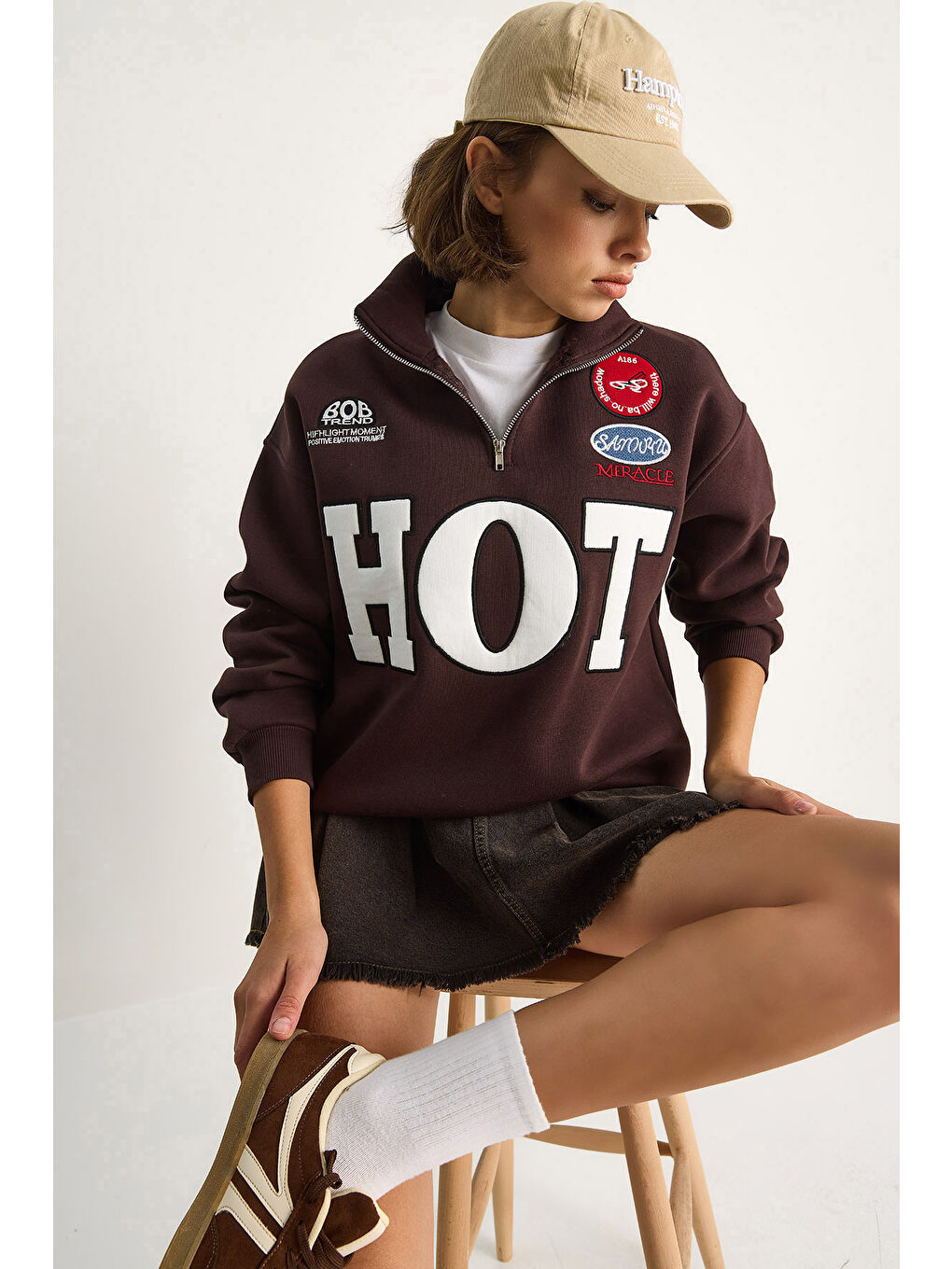 Kahverengi Kadın Fermuarlı Dik Yaka İşlemeli Üç İplik Şardonlu Oversize Sweatshirt-3