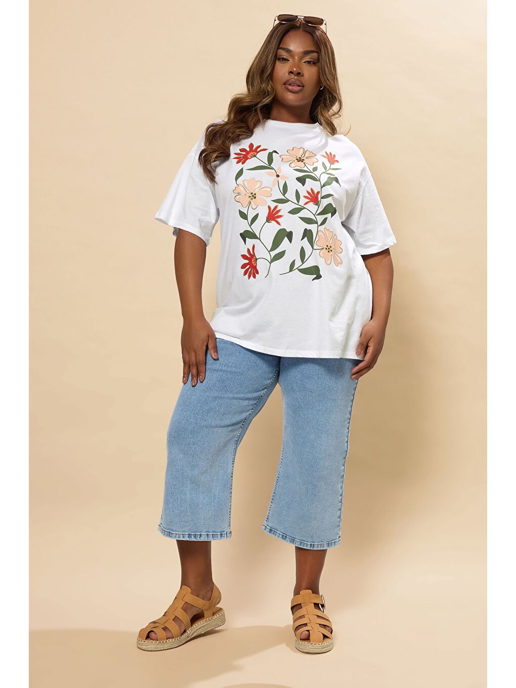 Beyaz Büyük Beden Kısa Kollu Bisiklet Yaka Çiçek Desenli T-shirt 304177-1