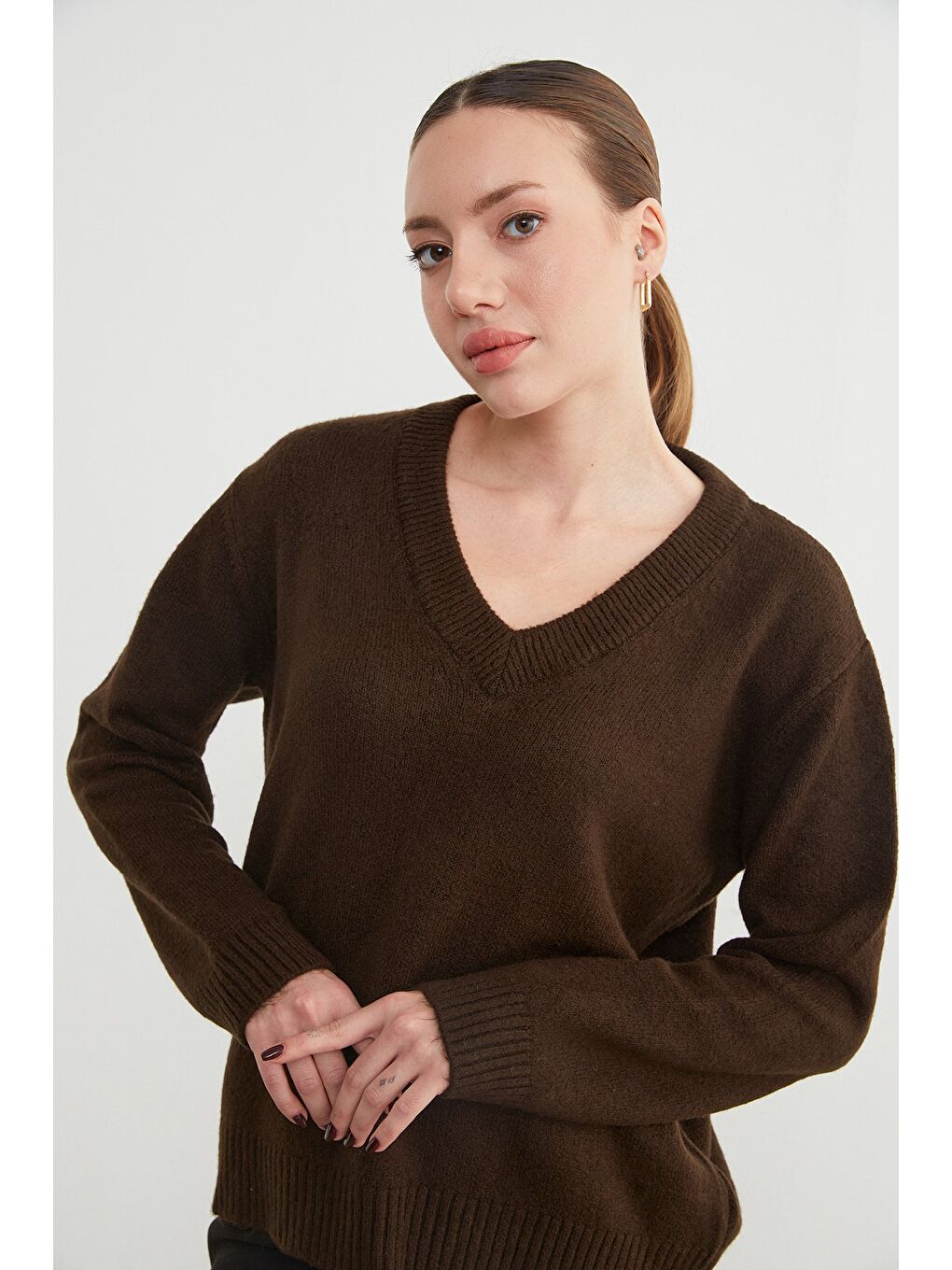 Kahverengi Basic V Yaka Salaş Kazak-1