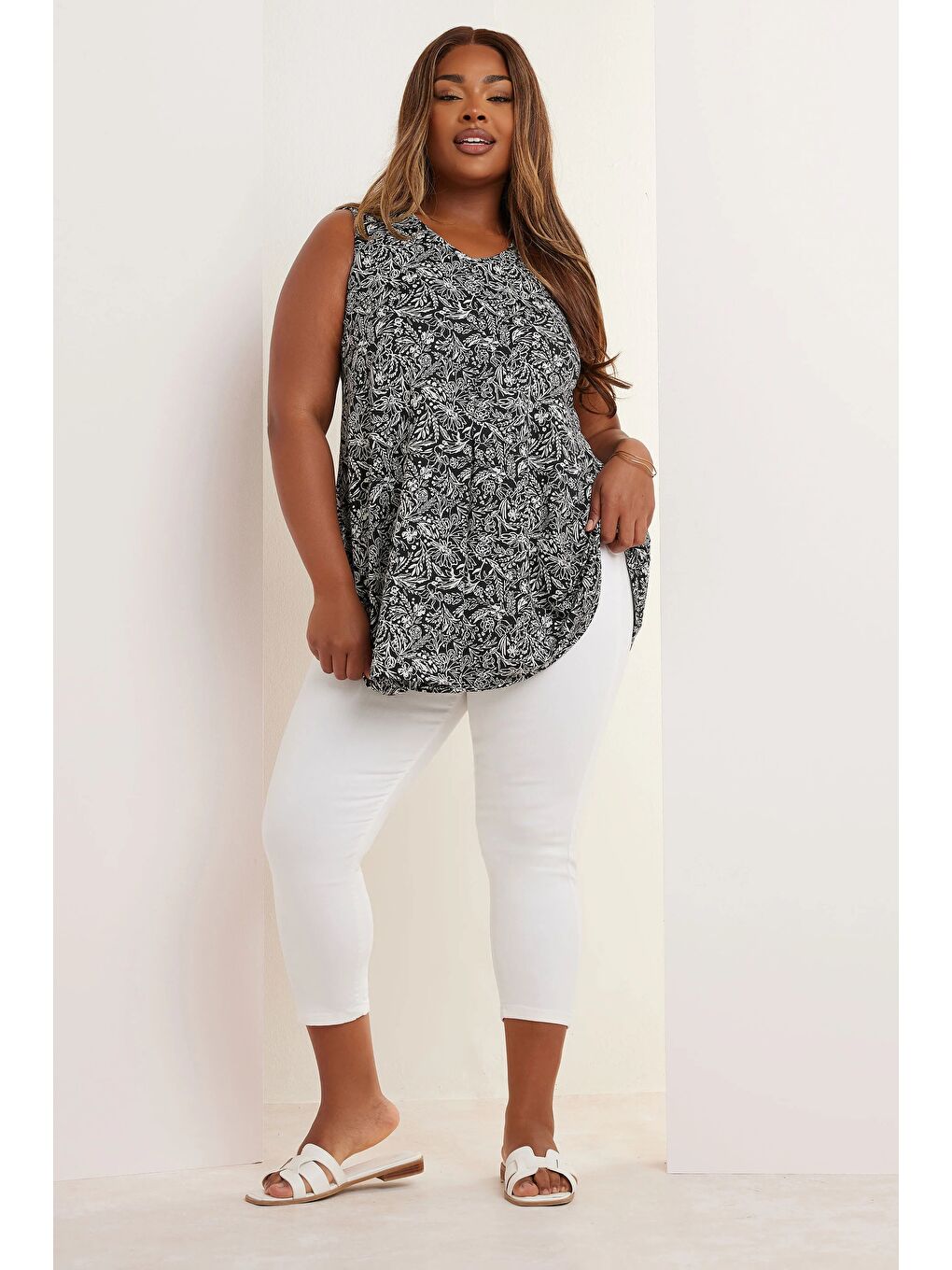 Siyah Büyük Beden Sıfır Kol V Yaka Çiçek Desenli Eteği Bollaşan Bluz 322683-1