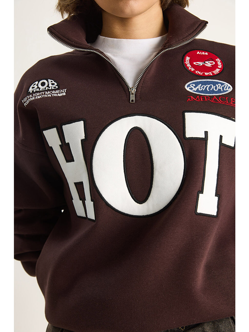 Kahverengi Kadın Fermuarlı Dik Yaka İşlemeli Üç İplik Şardonlu Oversize Sweatshirt-6