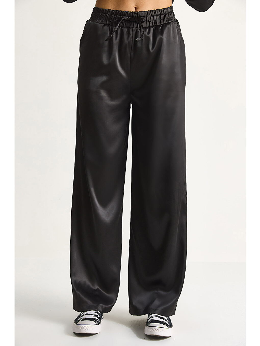 Siyah Kadın Yüksek Bel Beli Lastikli Saten Bol Paça Pantolon-4