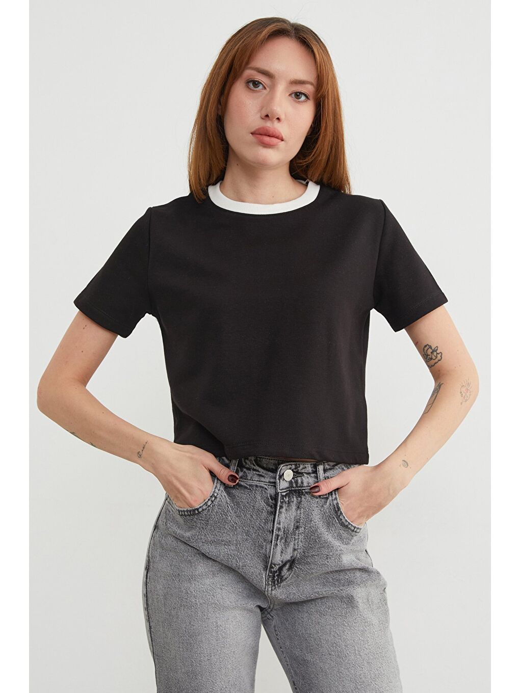 Siyah Basic Ribana Yaka Mevsimlik Crop Tişört