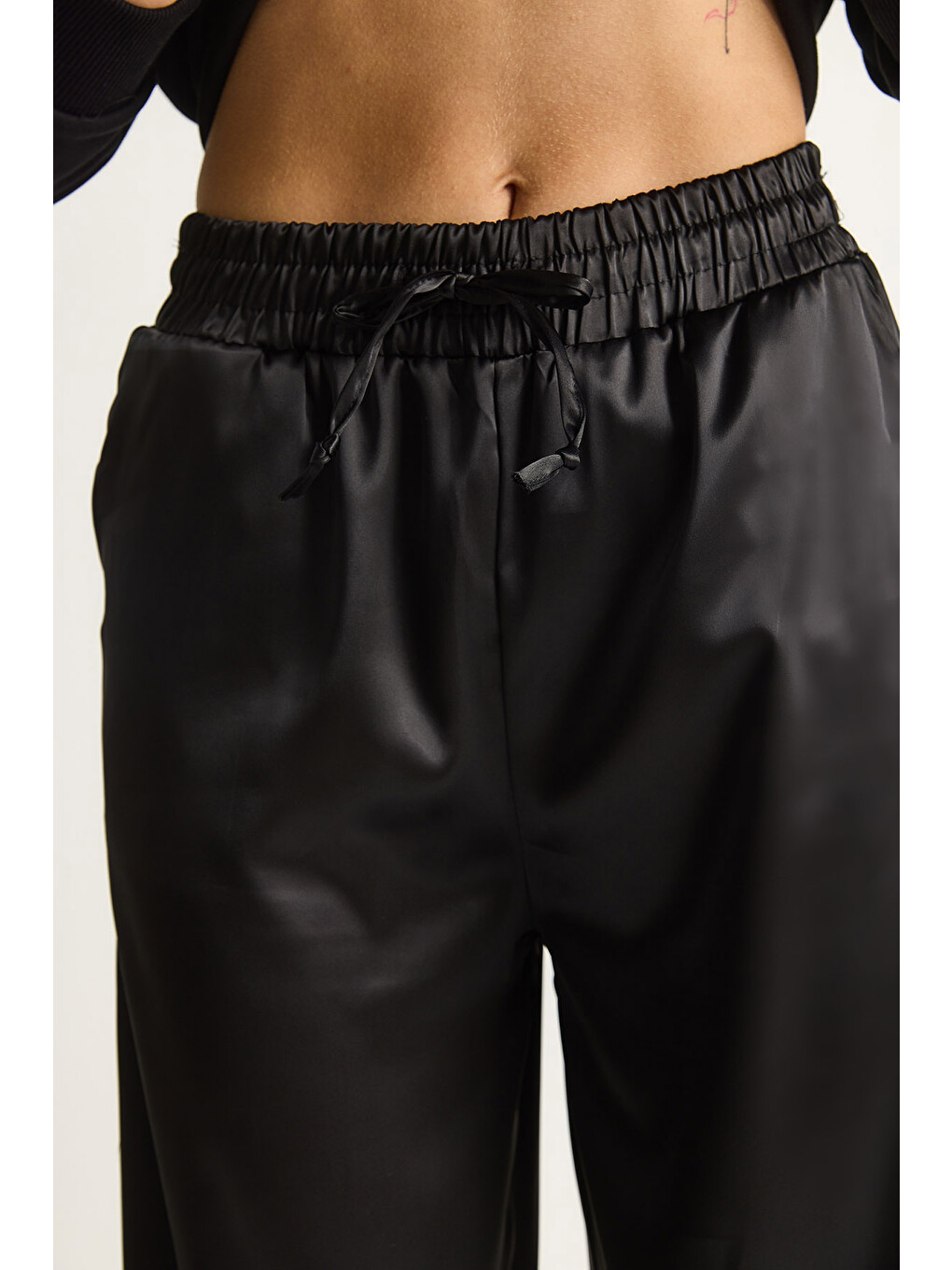 Siyah Kadın Yüksek Bel Beli Lastikli Saten Bol Paça Pantolon-5