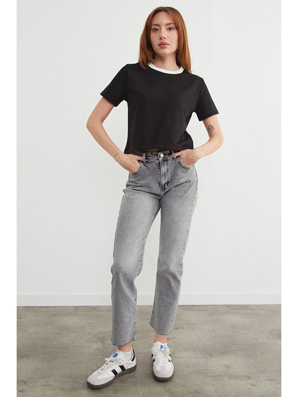 Siyah Basic Ribana Yaka Mevsimlik Crop Tişört-1