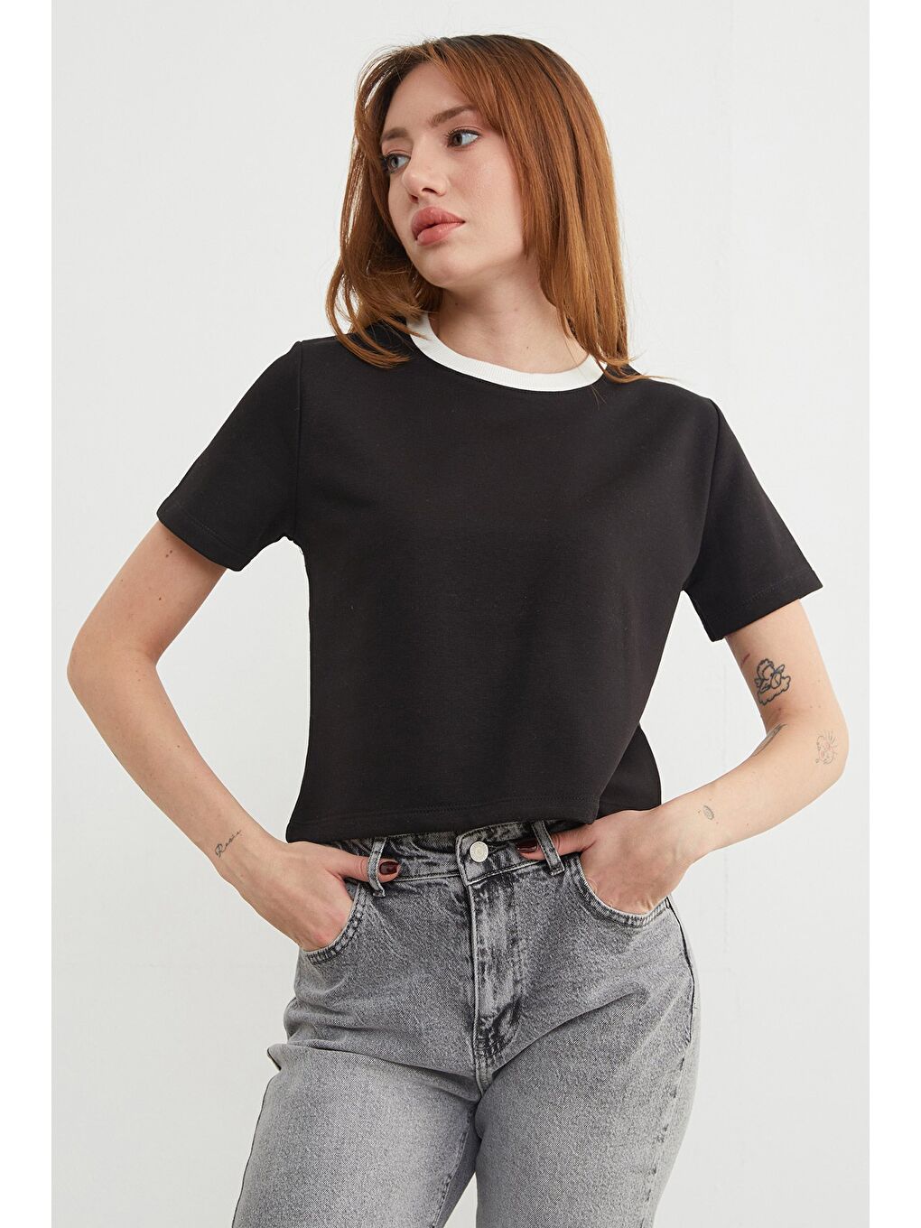 Siyah Basic Ribana Yaka Mevsimlik Crop Tişört-2