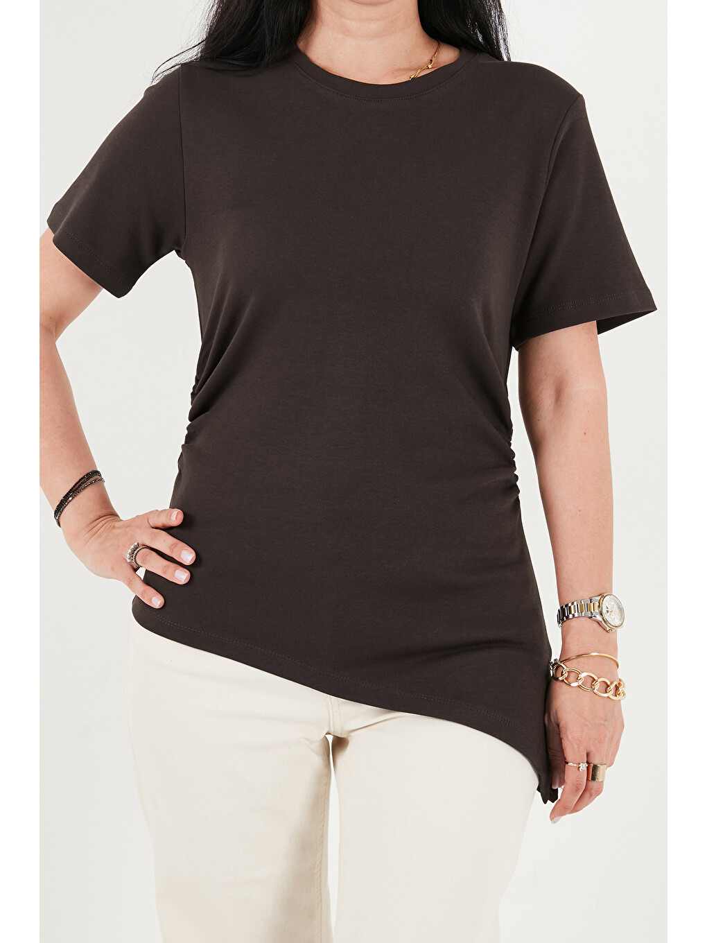 Kahverengi Pamuklu Yanı Büzgülü Asimetrik Kesim Bisiklet Yaka T Shirt 5867017-4