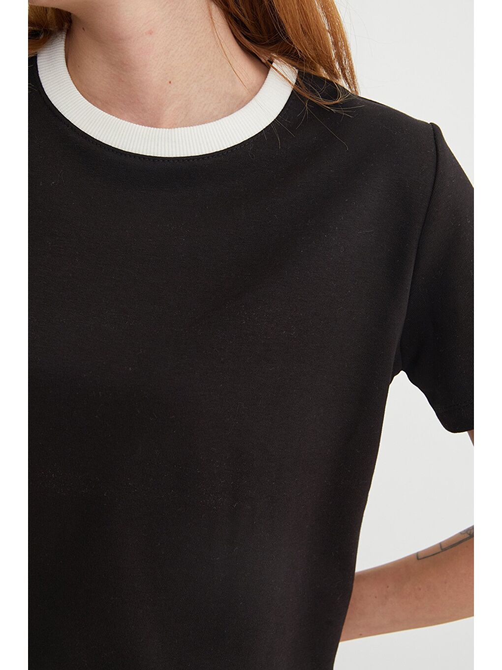 Siyah Basic Ribana Yaka Mevsimlik Crop Tişört-3