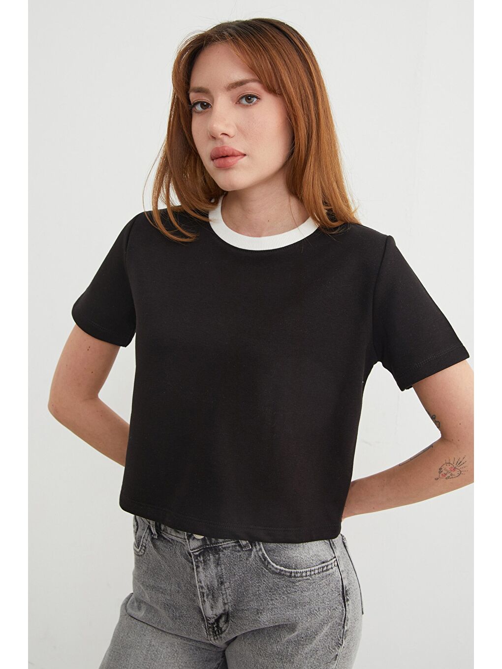 Siyah Basic Ribana Yaka Mevsimlik Crop Tişört-4
