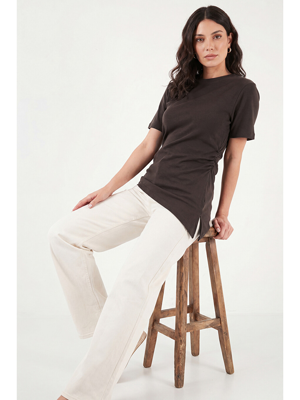 Kahverengi Pamuklu Yanı Büzgülü Asimetrik Kesim Bisiklet Yaka T Shirt 5867017-5