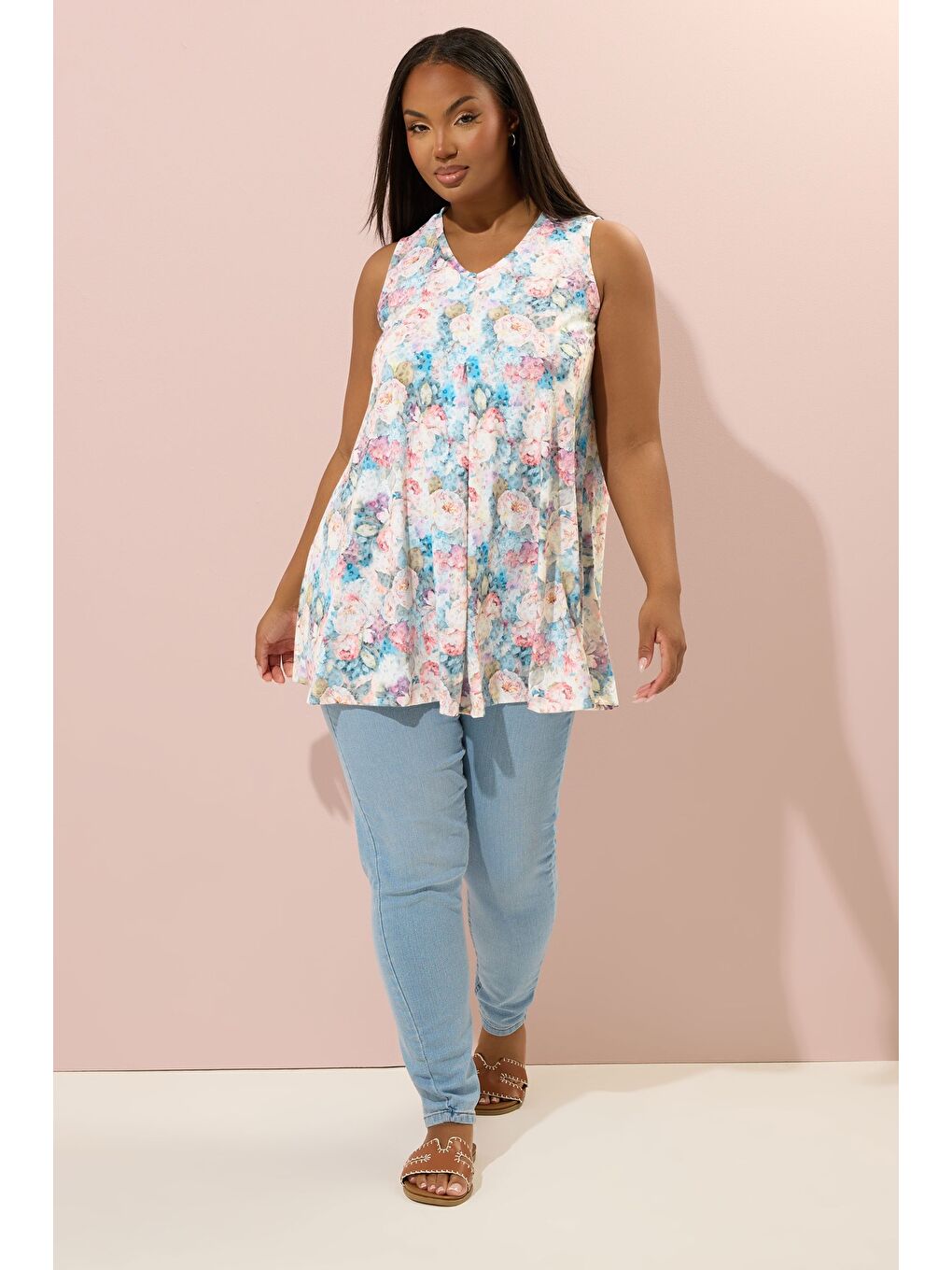 Karışık Büyük Beden Sıfır Kol V Yaka Çiçek Desenli Eteği Bollaşan Bluz 304188-1