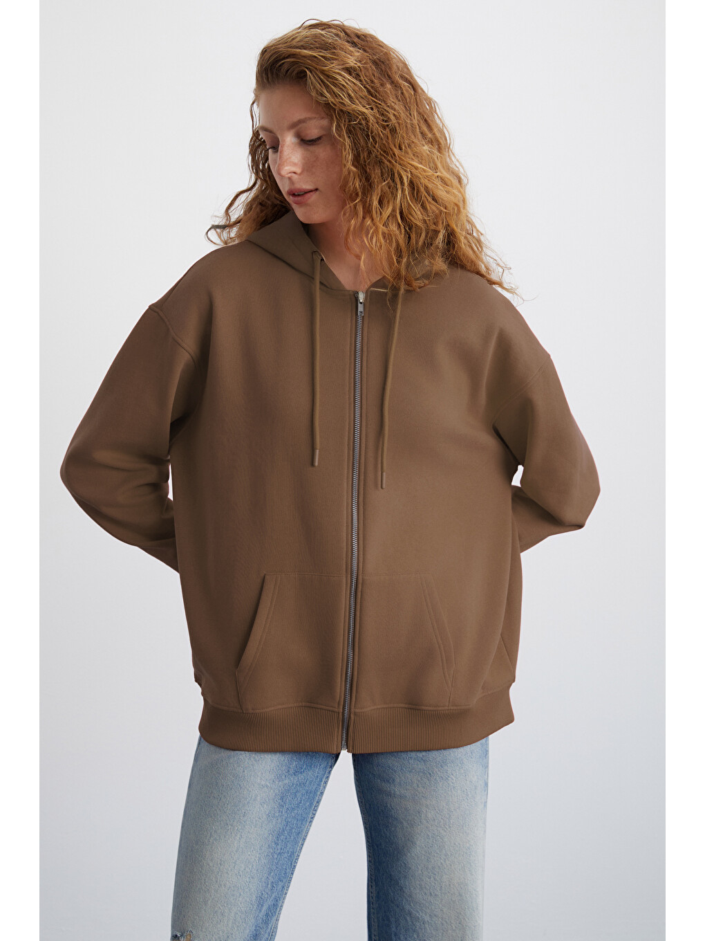 Alena Kadın Oversize Organik Pamuklu Metal Fermuarlı Kapüşonlu İçi Polarlı Kahverengi Sweatshirt-2