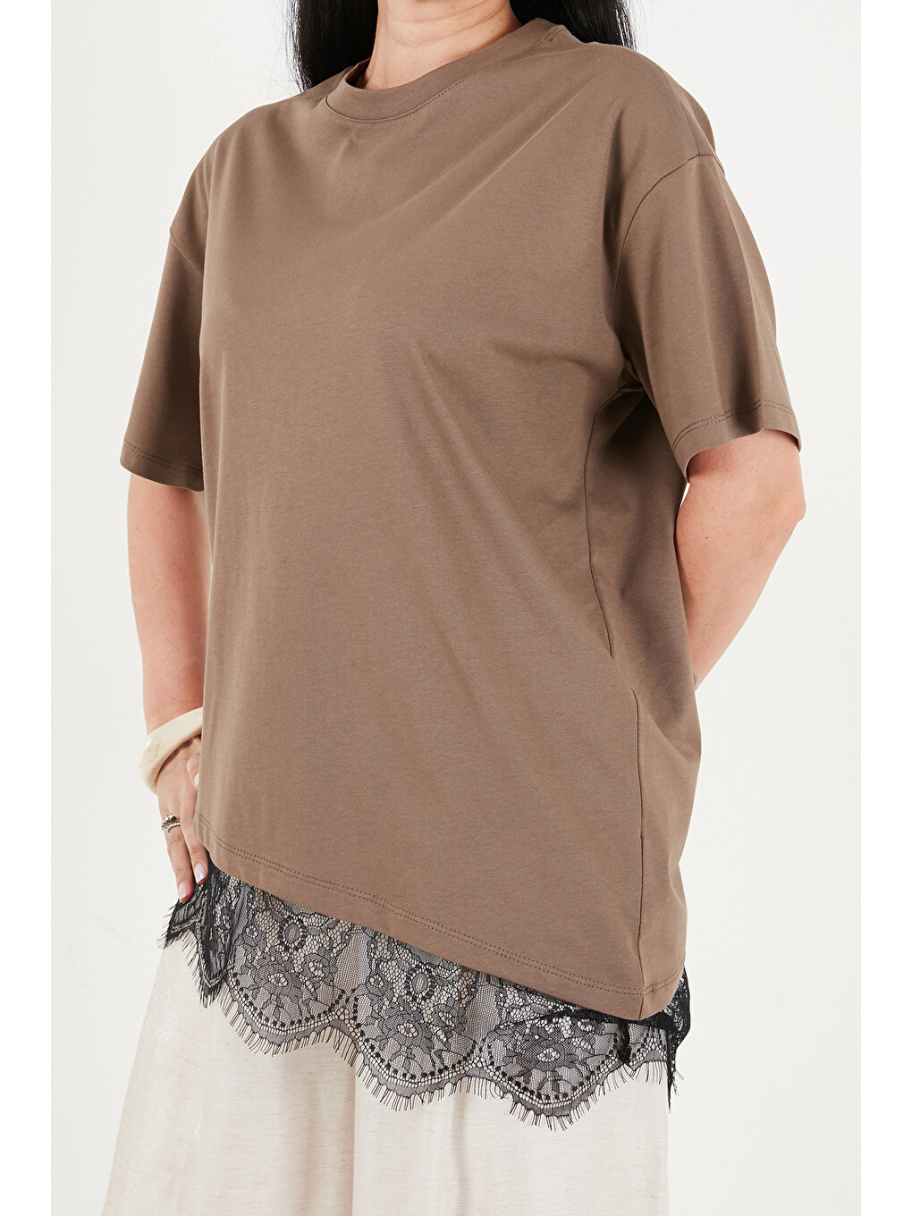 Kahverengi Pamuklu Kontrast Dantel Panelli Salaş Bisiklet Yaka T Shirt 5866992-5