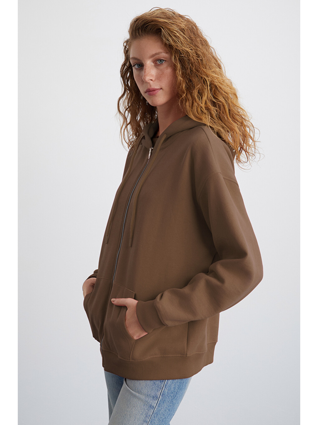 Alena Kadın Oversize Organik Pamuklu Metal Fermuarlı Kapüşonlu İçi Polarlı Kahverengi Sweatshirt-3