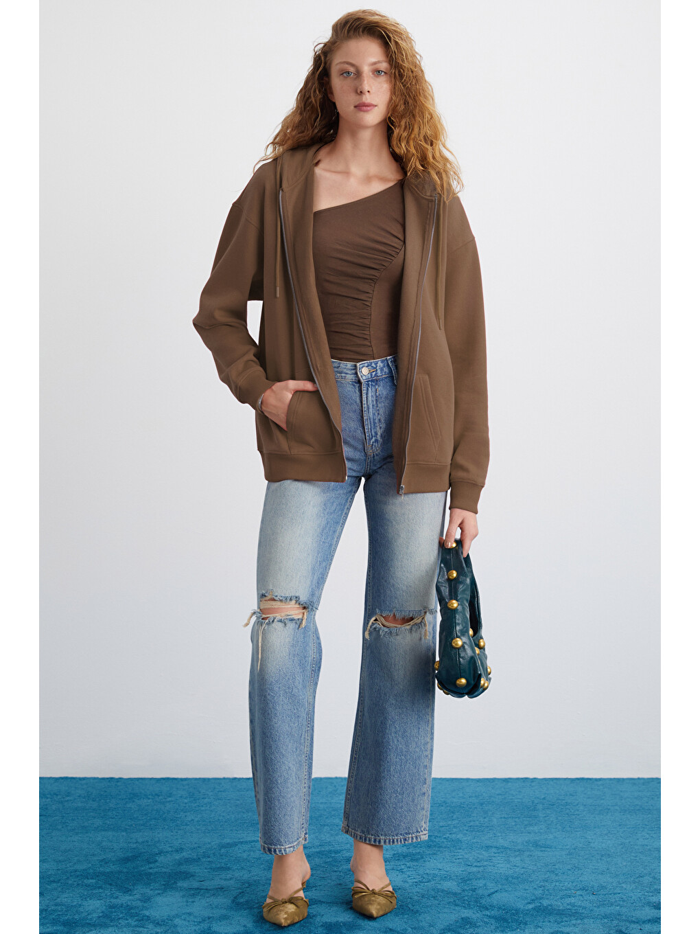 Alena Kadın Oversize Organik Pamuklu Metal Fermuarlı Kapüşonlu İçi Polarlı Kahverengi Sweatshirt-4