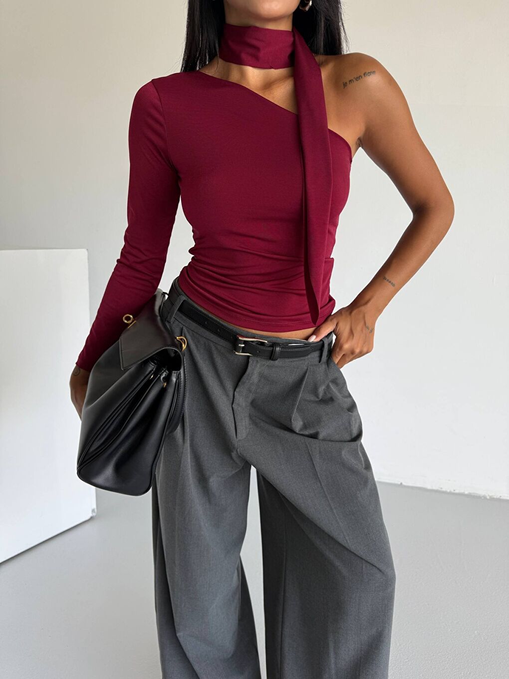 Siyah Fular Detaylı Tek Kol Bluz Bordo