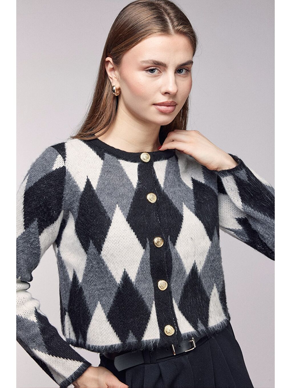 Siyah Yumuşak Dokulu Renk Blok Baklava Desenli Düğmeli Crop Hırka