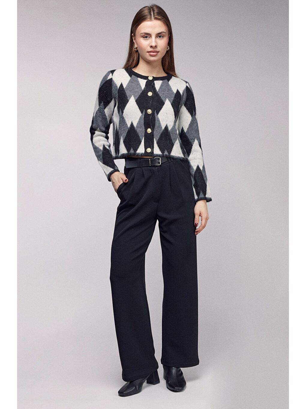 Siyah Yumuşak Dokulu Renk Blok Baklava Desenli Düğmeli Crop Hırka-1