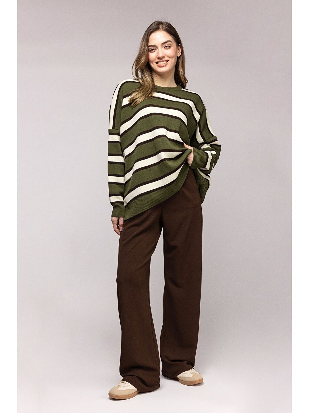 Beyaz Haki Çizgili Oversize Bisiklet Yaka Triko Kazak - Düşük Omuz-3