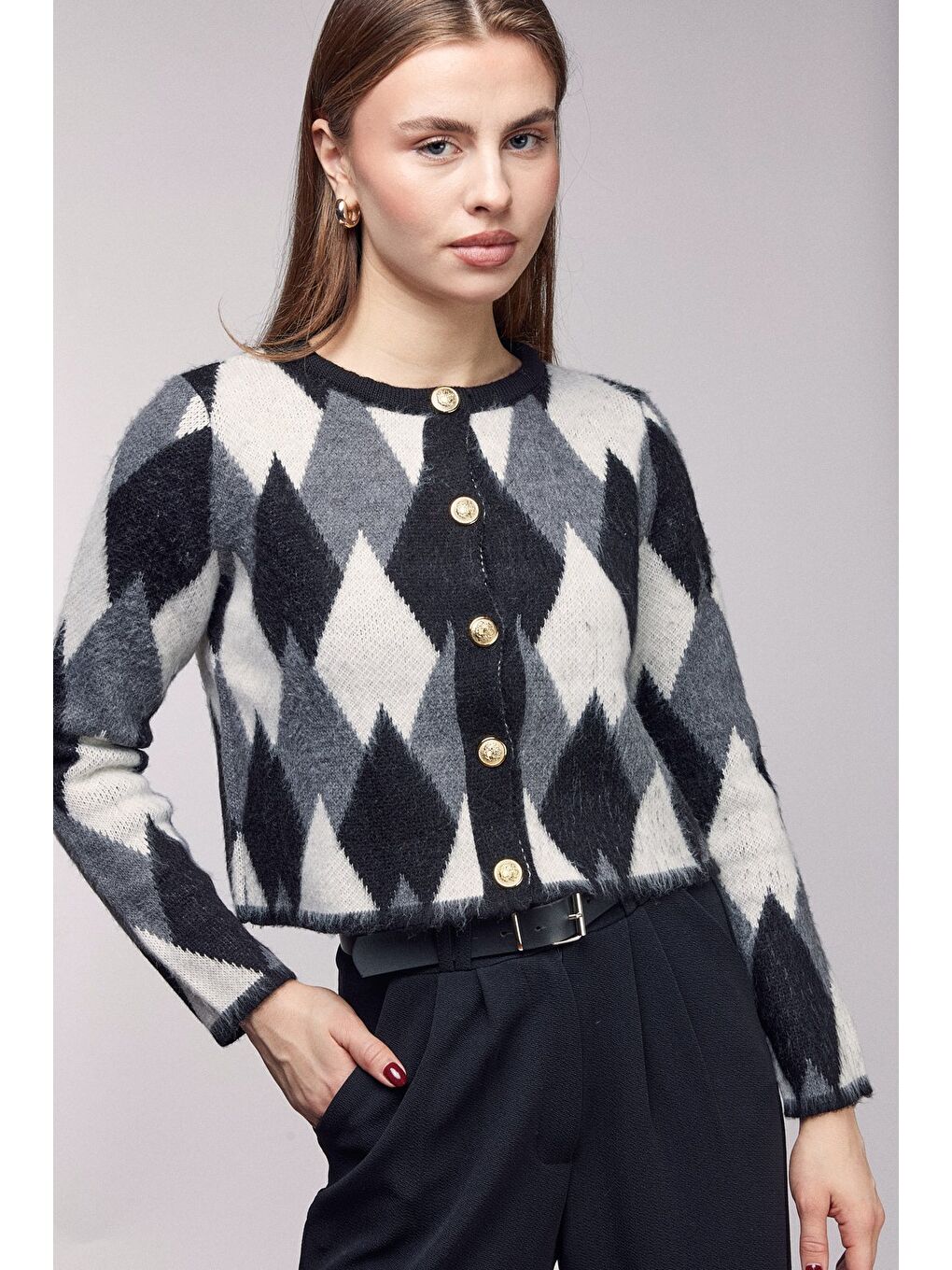 Siyah Yumuşak Dokulu Renk Blok Baklava Desenli Düğmeli Crop Hırka-2