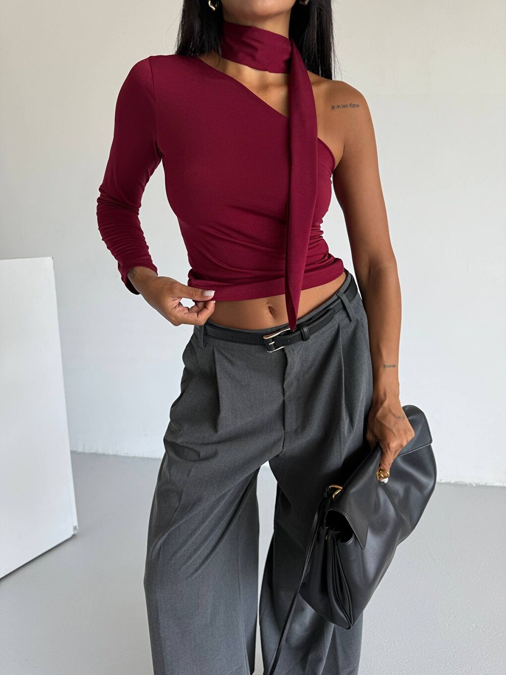 Siyah Fular Detaylı Tek Kol Bluz Bordo-3