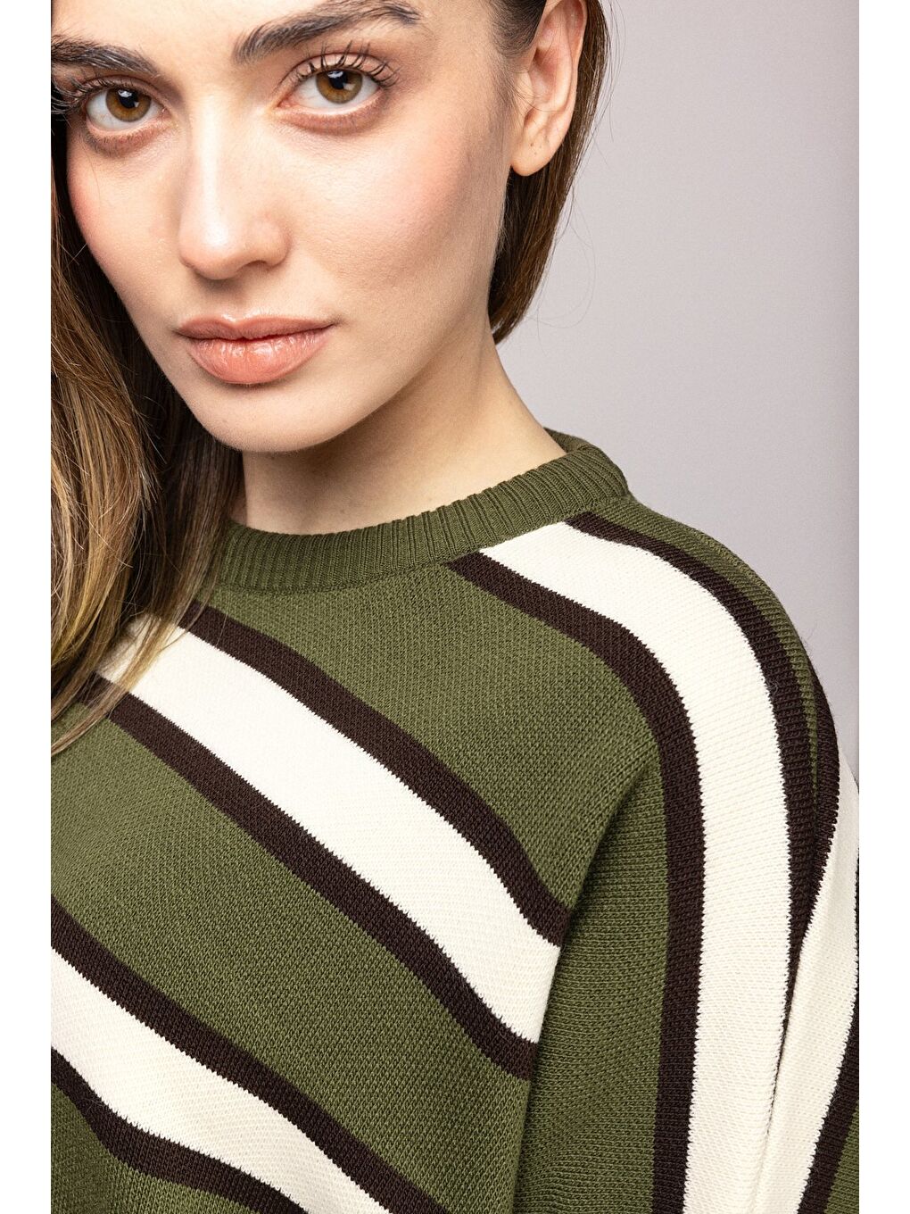 Beyaz Haki Çizgili Oversize Bisiklet Yaka Triko Kazak - Düşük Omuz-4