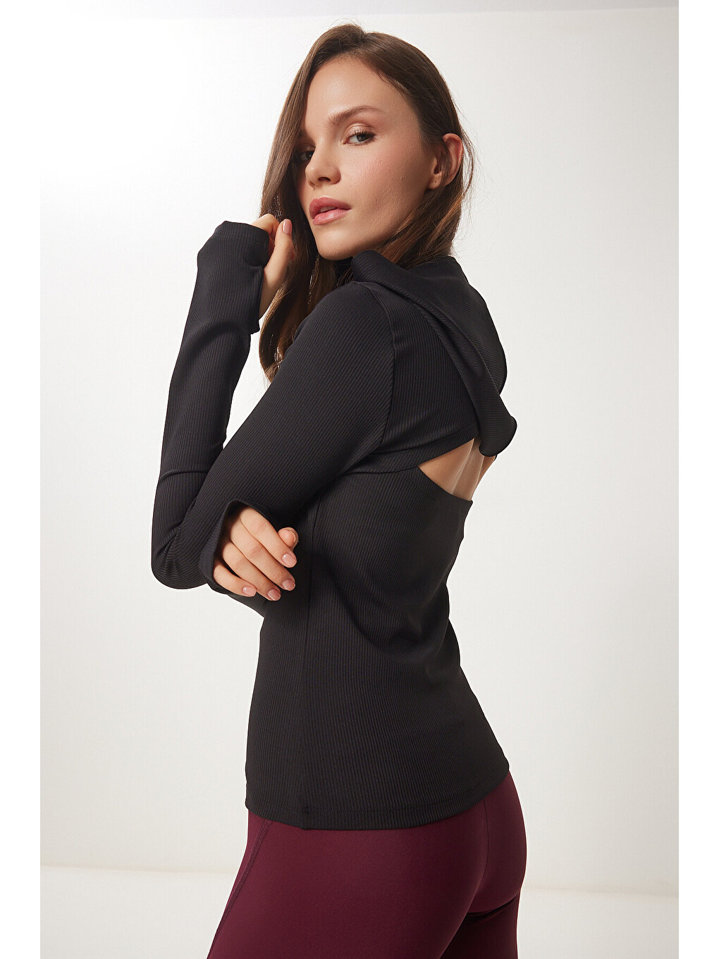 Siyah Parmak ve Sırt Cut Out Detaylı Kapüşonlu Örme Sweatshirt SİYAH LVX0004-2