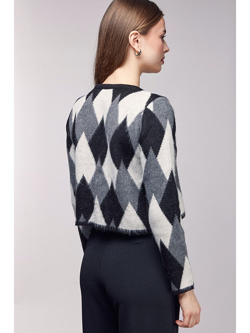 Siyah Yumuşak Dokulu Renk Blok Baklava Desenli Düğmeli Crop Hırka-3