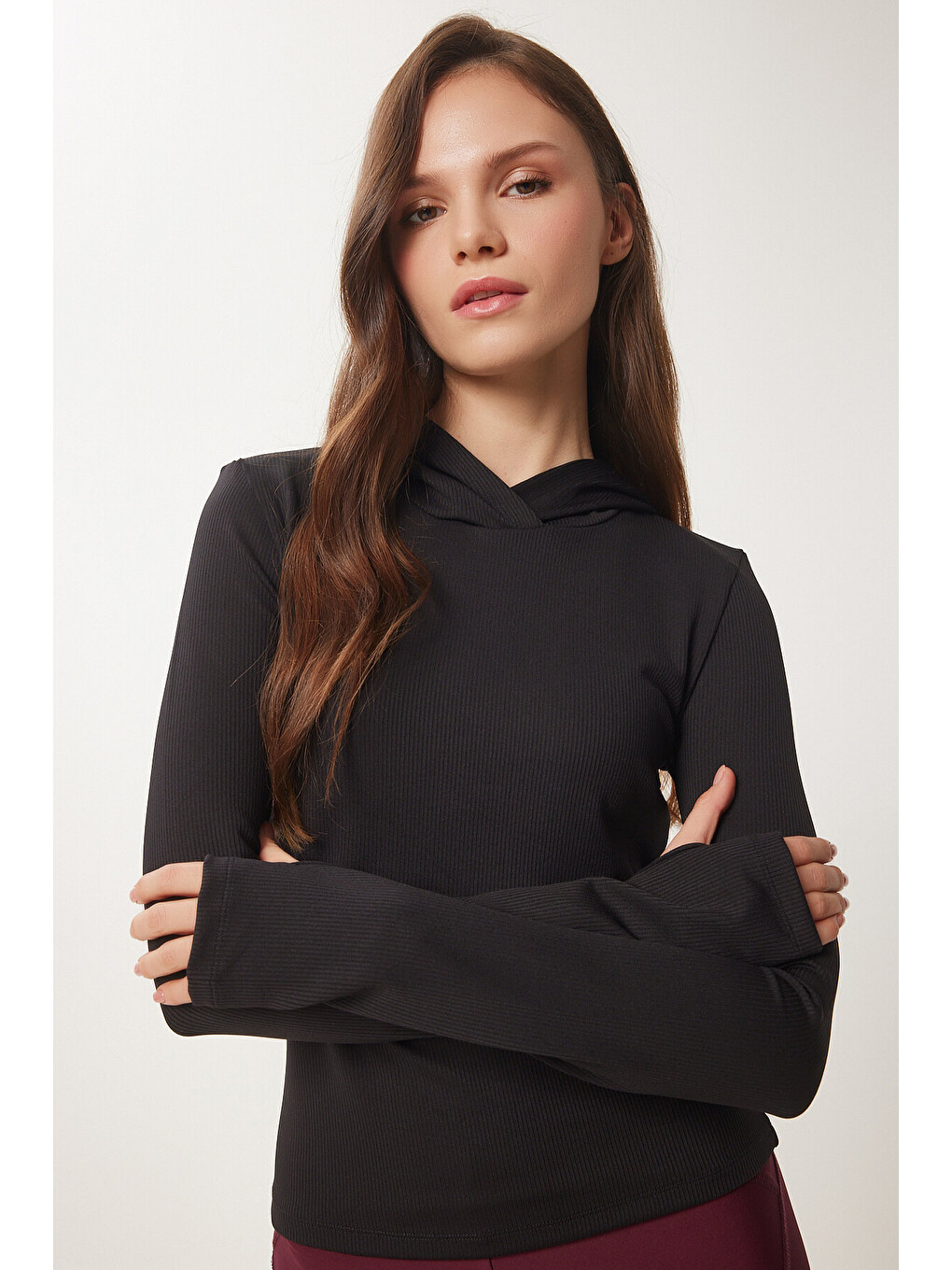Siyah Parmak ve Sırt Cut Out Detaylı Kapüşonlu Örme Sweatshirt SİYAH LVX0004