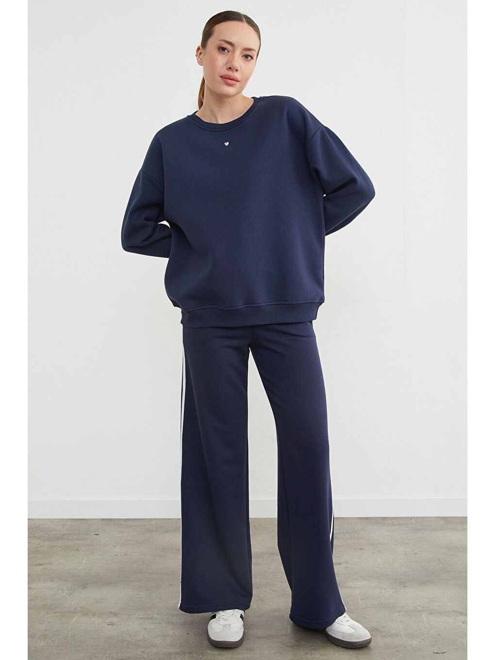 Lacivert 3 İplik Taşlı Kalp Detaylı Oversize Sweatshirt-1