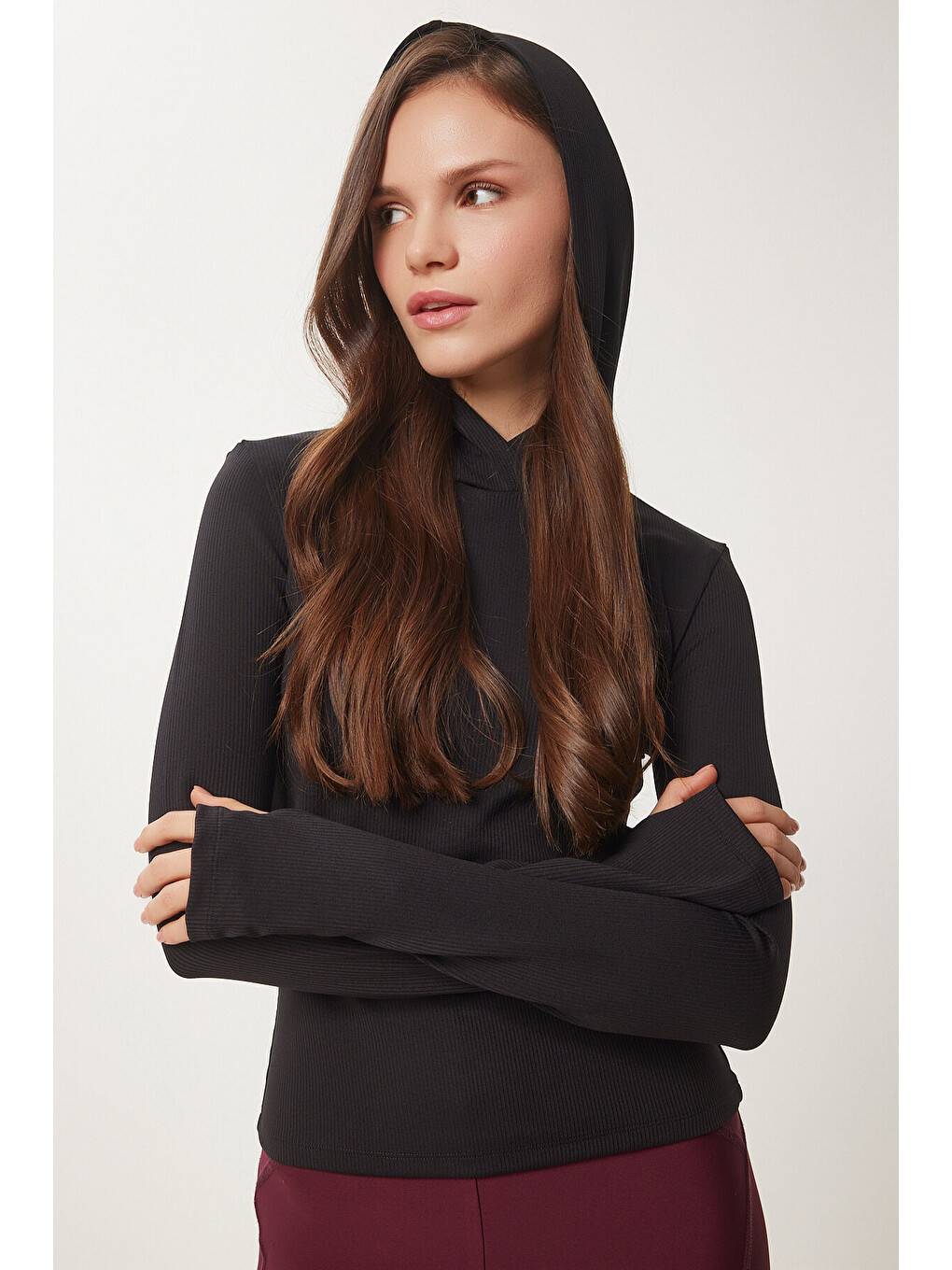 Siyah Parmak ve Sırt Cut Out Detaylı Kapüşonlu Örme Sweatshirt SİYAH LVX0004-4
