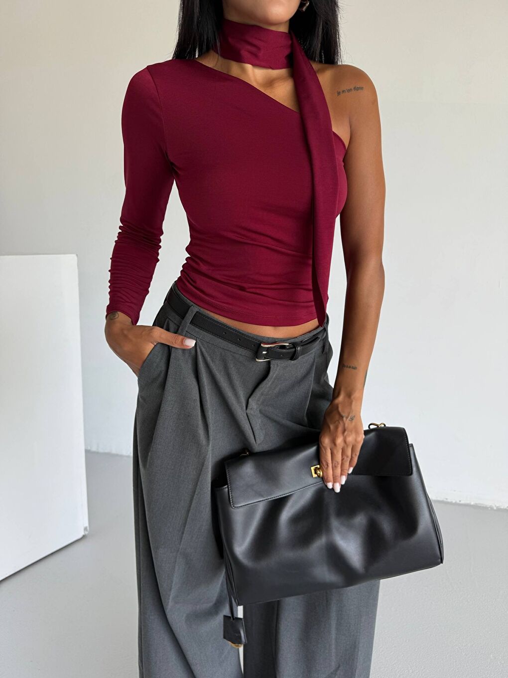 Siyah Fular Detaylı Tek Kol Bluz Bordo-4