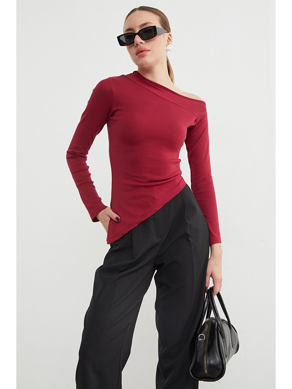 Bordo Basic Asimetrik Yırtmaçlı Tek Omuz Bluz