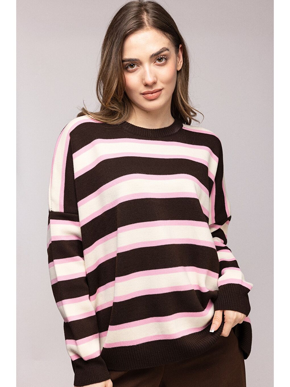 Kahverengi Çizgili Oversize Bisiklet Yaka Triko Kazak - Düşük Omuz