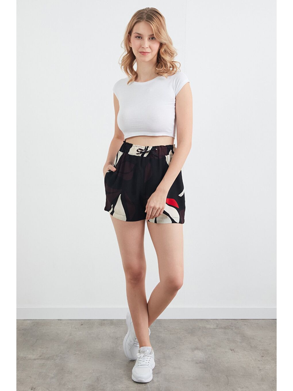 Siyah Basic Pötikare Desenli Beli Lastikli Şort
