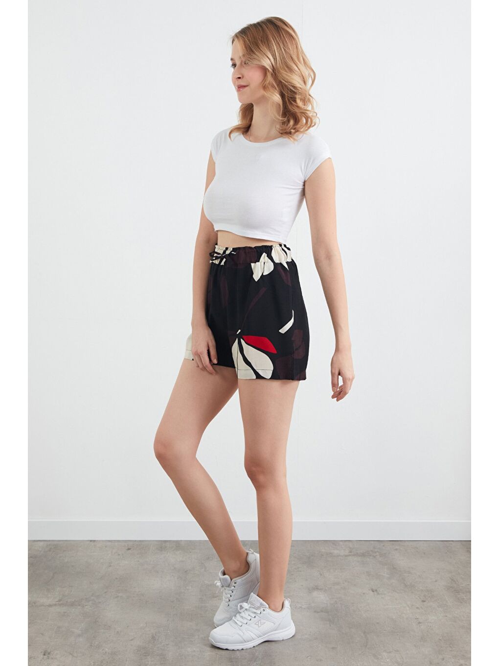 Siyah Basic Pötikare Desenli Beli Lastikli Şort-1