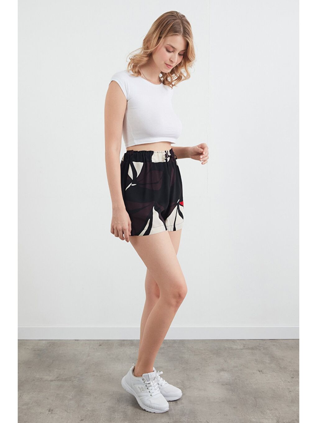 Siyah Basic Pötikare Desenli Beli Lastikli Şort-3