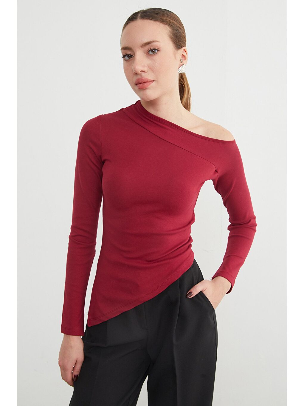 Bordo Basic Asimetrik Yırtmaçlı Tek Omuz Bluz-2