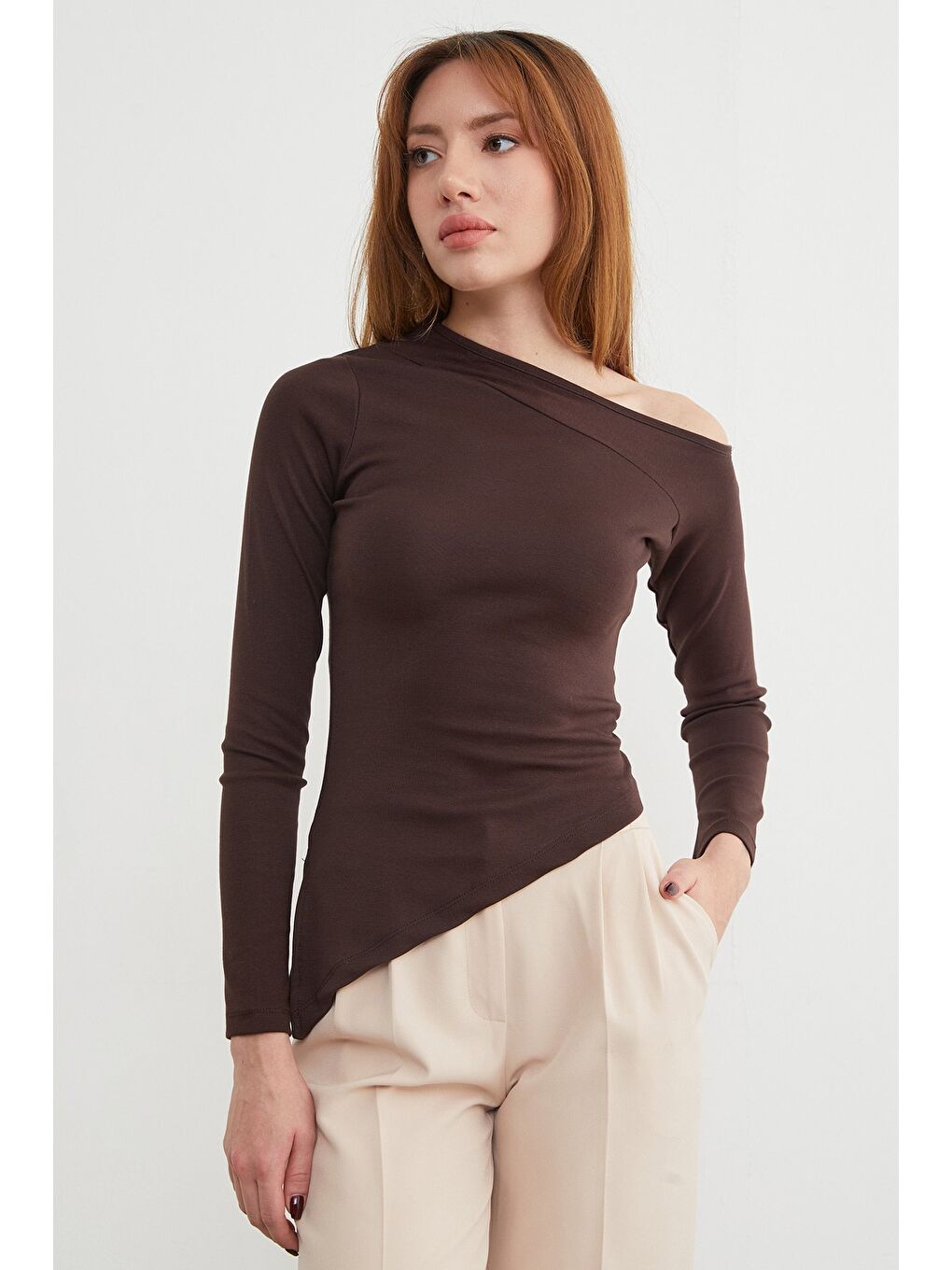 Kahverengi Basic Asimetrik Yırtmaçlı Tek Omuz Bluz