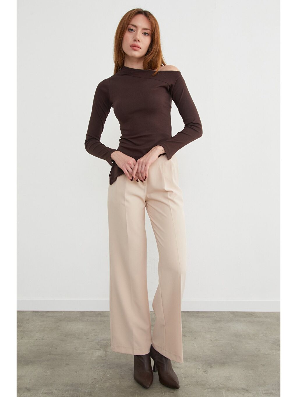 Kahverengi Basic Asimetrik Yırtmaçlı Tek Omuz Bluz-1